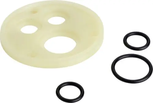 Adapter von Ideal Standard, bestehend aus einer transparenten, runden Basisplatte mit drei Öffnungen und drei schwarzen O-Ringen.